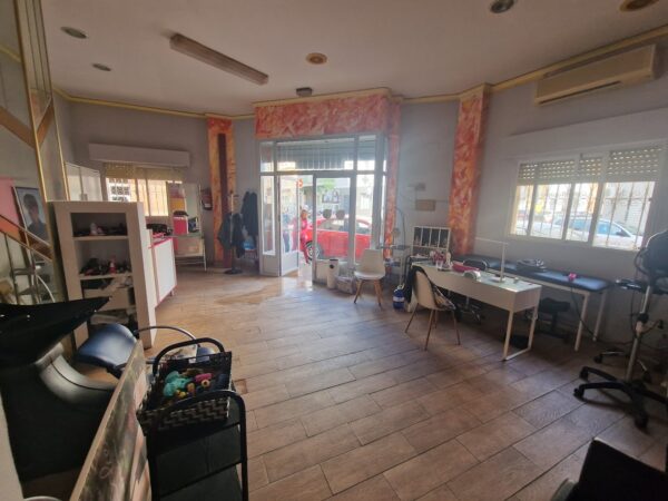 ¡Oportunidad Única! Venta Local Comercial con Peluquería Funcionando y Equipada en Gandia - Imagen 6